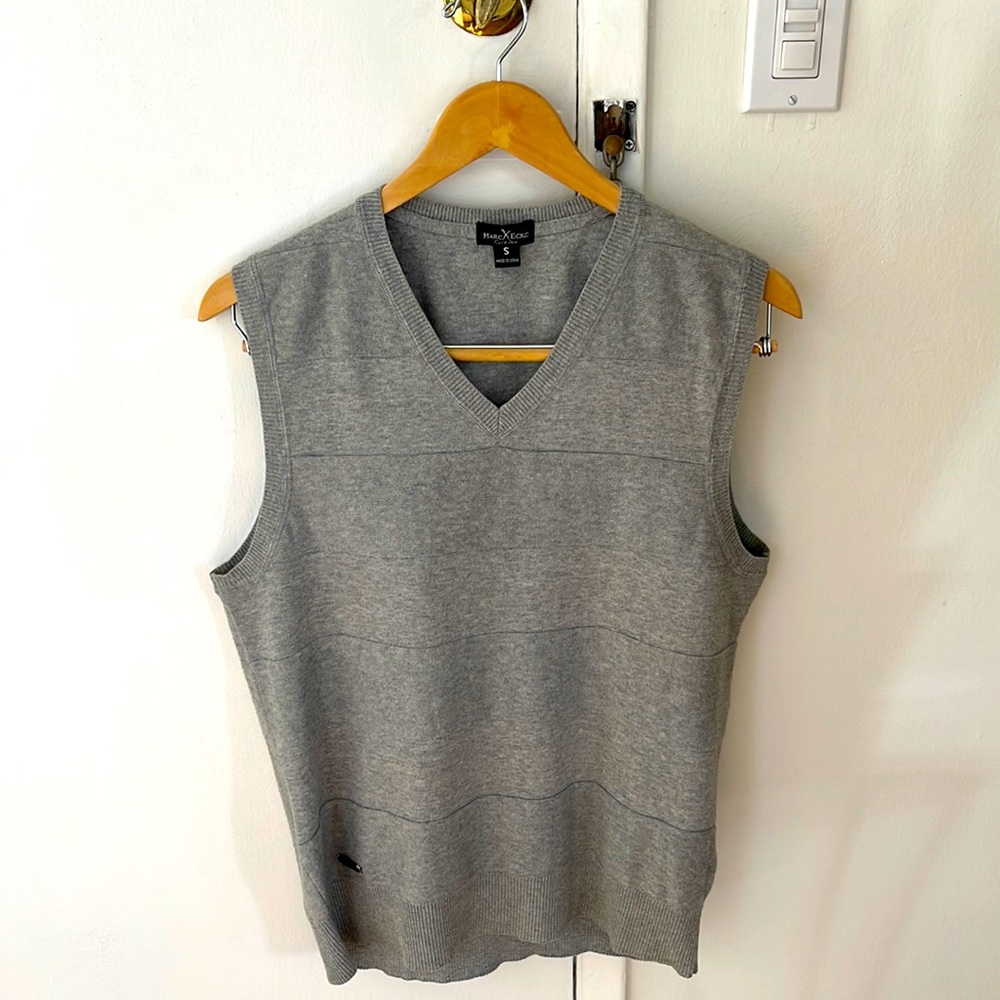 Gray knitted sweater vest light and easy to wear